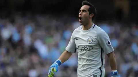 Manchester City desmiente complicaciones en la lesión de Bravo