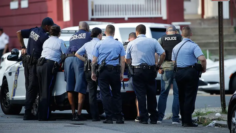 Hombre dispara a policías en tiroteo en Filadelfia