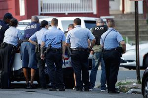 Hombre dispara a policías en tiroteo en Filadelfia