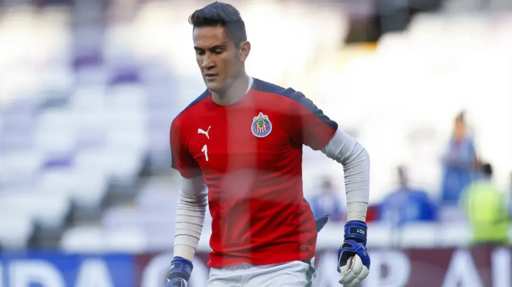 Gudiño calienta previo a un partido de Chivas | MEXSPORT