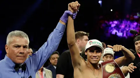Vaquero Navarrete hizo historia al retener título Supergallo de OMB