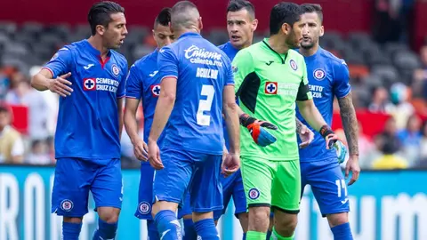 Pablo Aguilar y Édgar Méndez se encaran en el Cruz Azul vs Necaxa