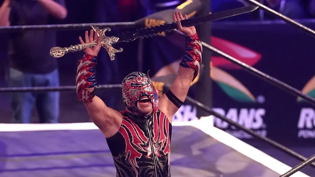 Aerostar posa con la espada del Rey de Reyes | DANIEL GÁMEZ