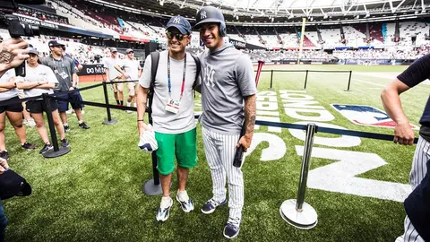Chicharito asistió a partido de la MLB en Londres