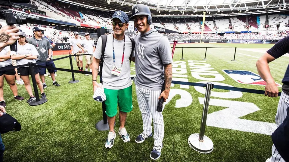 Chicharito asistió a partido de la MLB en Londres