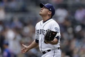 Gerardo Reyes conquista la victoria dos mil para pitchers mexicanos en Grandes Ligas