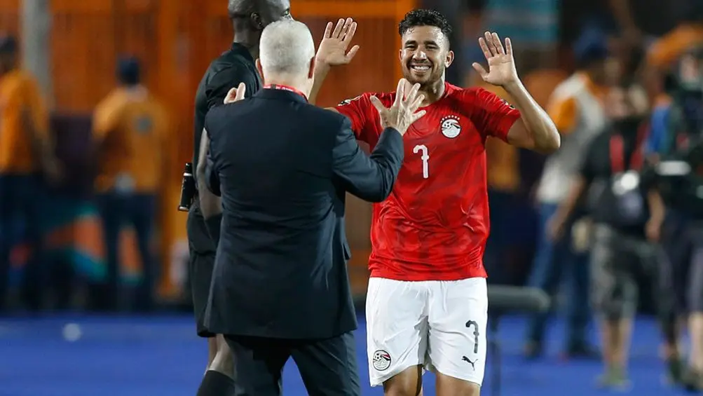 Mahmoud Hassan festeja con Javier Aguirre en el Egipto vs Zimbabue | AP