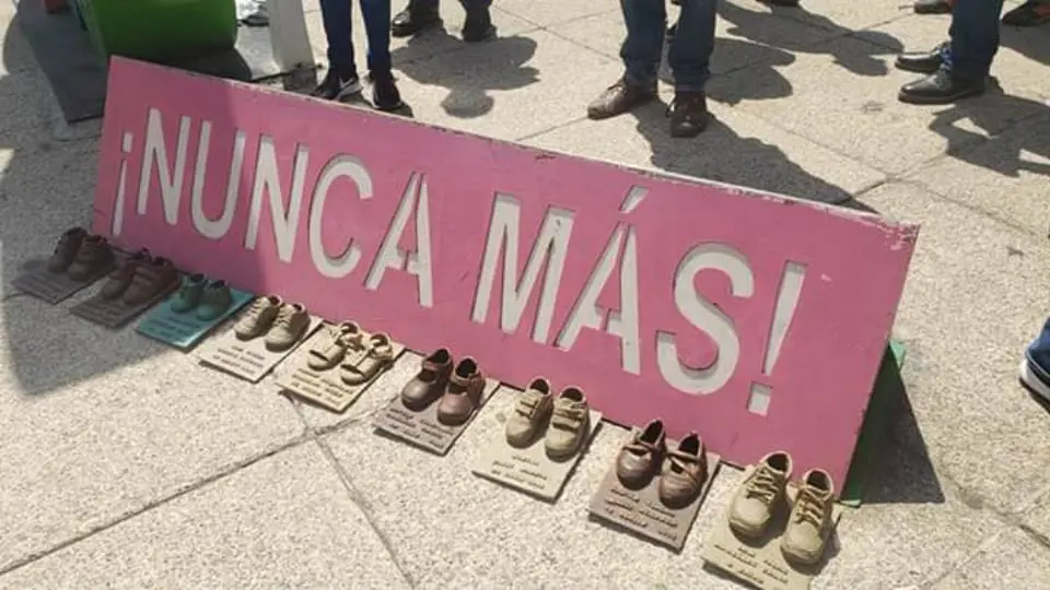 Zapatitos de bronce, robados del Antimonumento de la Guardería ABC