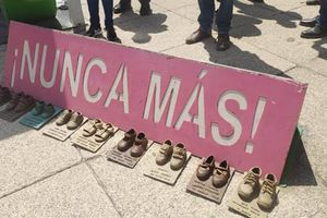 Zapatitos de bronce, robados del Antimonumento de la Guardería ABC