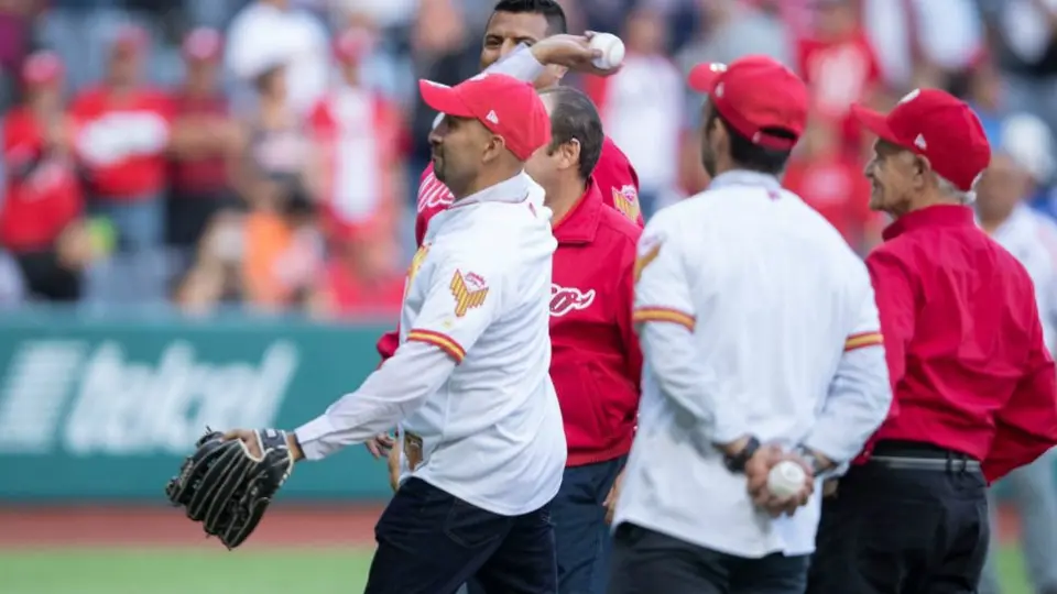 Conejo Pérez lanzó la primera bola del juego entre Diablos Rojos y Tigres