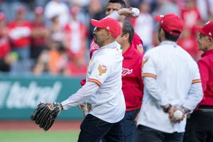 Conejo Pérez lanzó la primera bola del juego entre Diablos Rojos y Tigres