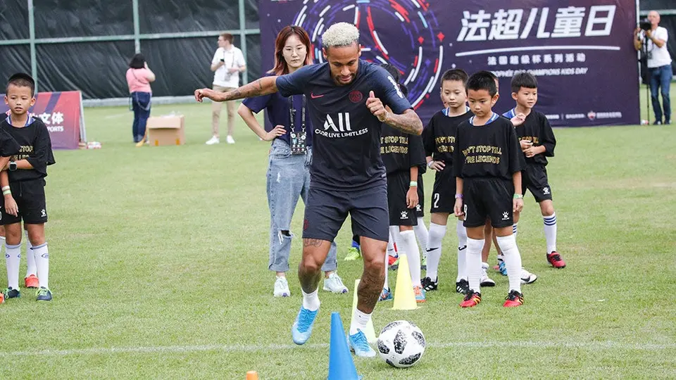 Neymar, denunciado por hombre al que golpeó tras la Copa de Francia