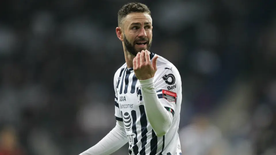 Layún intercambia playera con Dueñas, aunque no lo tenía pensado