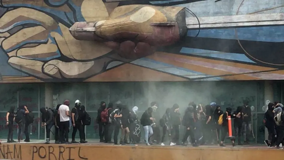 Marcha contra porrismo dejó 'daños' en Torre de Rectoría de la UNAM