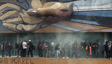 Marcha contra porrismo dejó 'daños' en Torre de Rectoría de la UNAM