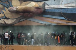 Marcha contra porrismo dejó 'daños' en Torre de Rectoría de la UNAM