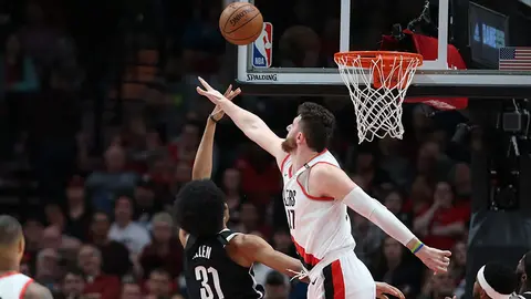 Jugador de Blazers sufre terrible lesión durante partido 