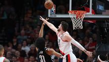 Jugador de Blazers sufre terrible lesión durante partido 