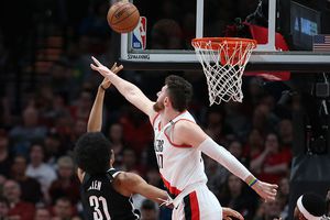 Jugador de Blazers sufre terrible lesión durante partido 