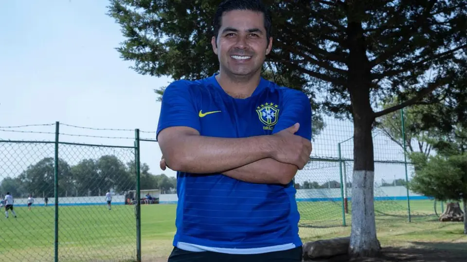 Equipo amateur de sobrecargos 'vuela' por la pasión del futbol