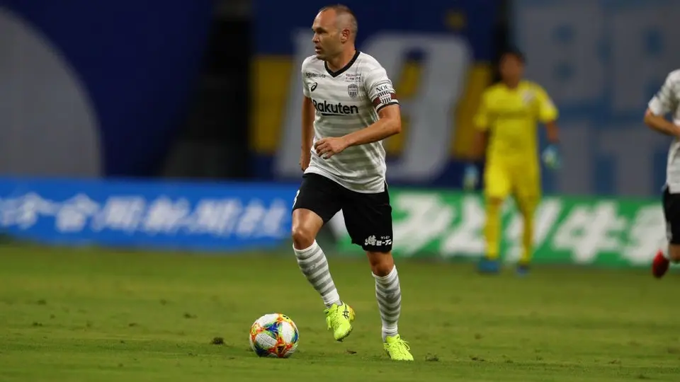 Andrés Iniesta probó sus habilidades en el futbol para ciegos