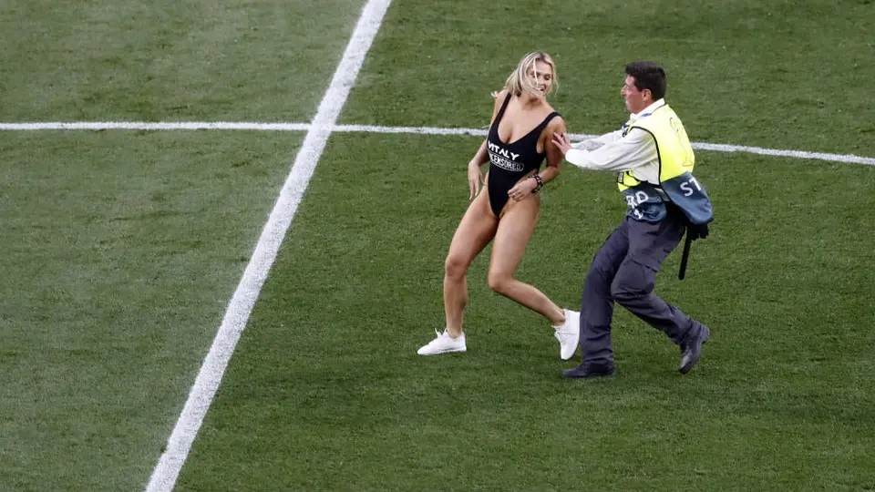 Invasora de cancha se declara ganadora de la Final de la Champions