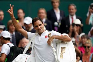 Padre de Roger Federer le ayuda a firmar autógrafos