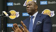 Magic Johnson renuncia a la presidencia de los Lakers