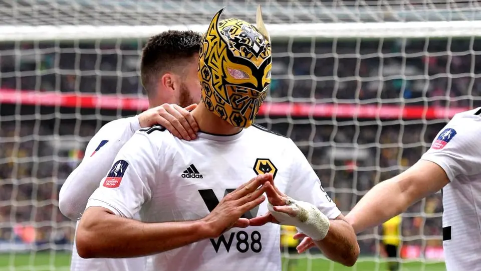 Niño emula festejo de Raúl Jiménez con máscara de Sin Cara