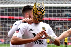 Niño emula festejo de Raúl Jiménez con máscara de Sin Cara