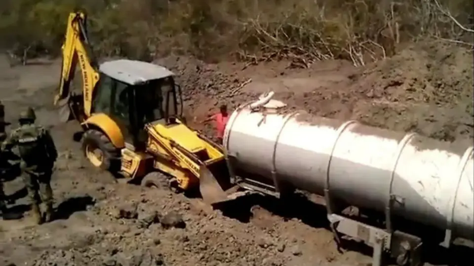 Semar asegura tanques cisterna enterrados con huachicol en Veracruz