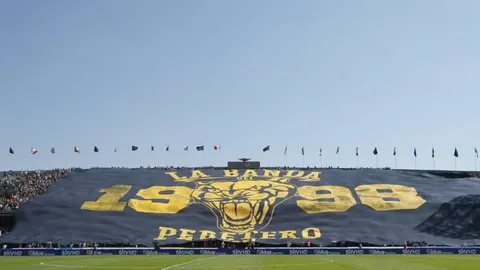 La Rebel despliega impresionante manta previo al Pumas vs América