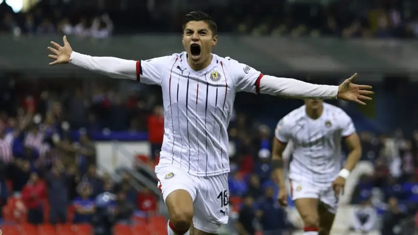 Ronaldo Cisneros festeja un gol con Chivas | IMAGO7