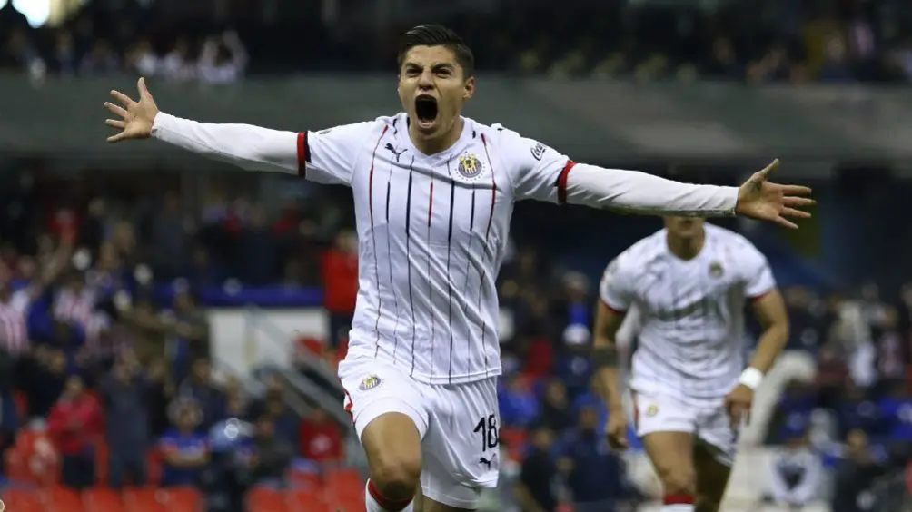 Ronaldo Cisneros festeja un gol con Chivas | IMAGO7