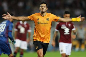 Raúl Jiménez presumió sus dotes en el basquetbol