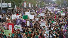 Marcha por el Día de la Mujer tiene más de 8 mil asistentes en CDMX