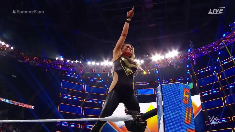Trish Stratus se va como leyenda del ring pese a caer ante Charlotte Flair