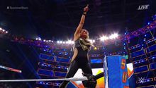 Trish Stratus se va como leyenda del ring pese a caer ante Charlotte Flair