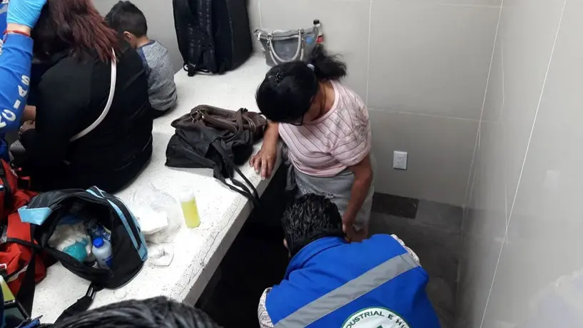 Mujeres resultan lesionadas al caer de escaleras eléctricas en Metro Pantitlán