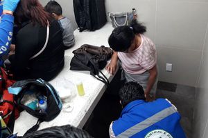 Mujeres resultan lesionadas al caer de escaleras eléctricas en Metro Pantitlán