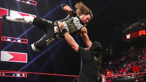 AJ Styles y Seth Rollins firman contrato para lucha por título Universal