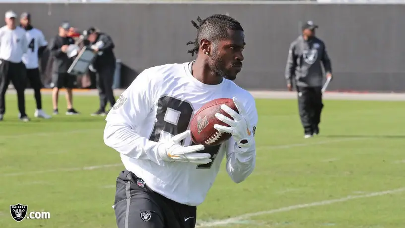 Antonio Brown presume ostentoso anillo de GOAT