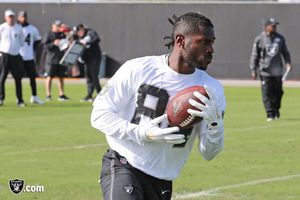 Antonio Brown presume ostentoso anillo de GOAT