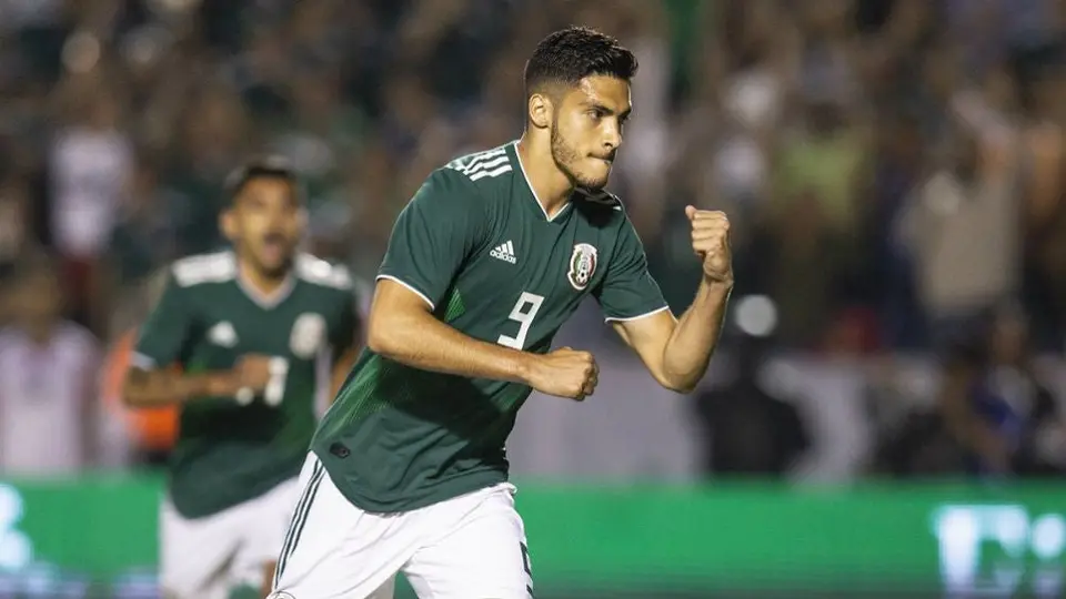 Raúl Jiménez emprende viaje para reportar con el Tri