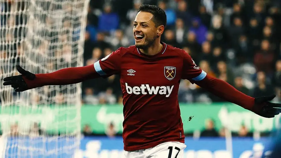 Chicharito muestra sus dotes de delantero en complicado reto con botella