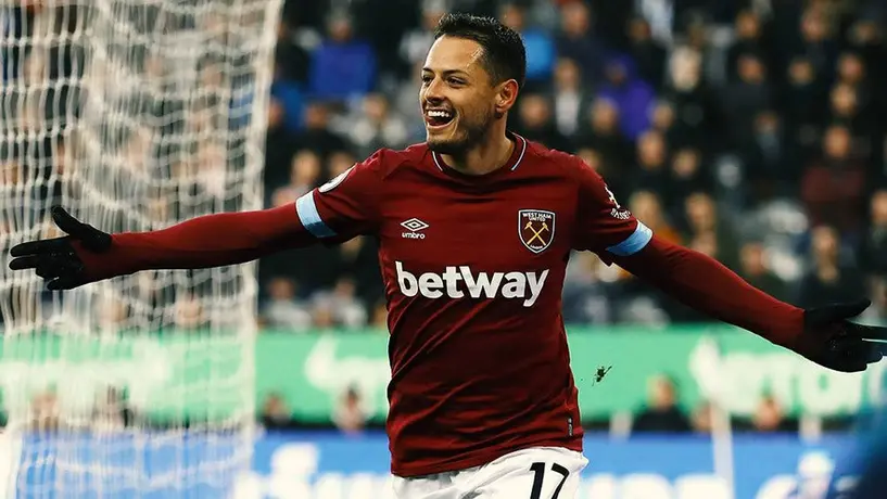 Chicharito muestra sus dotes de delantero en complicado reto con botella