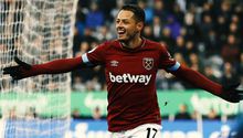 Chicharito muestra sus dotes de delantero en complicado reto con botella