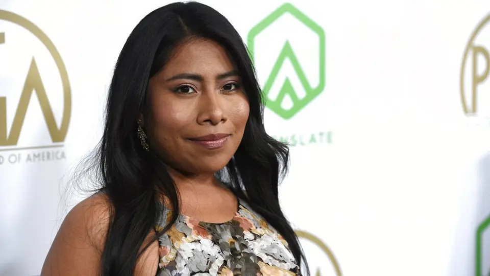 Yalitza Aparicio recibe playera de Xolos de Tijuana