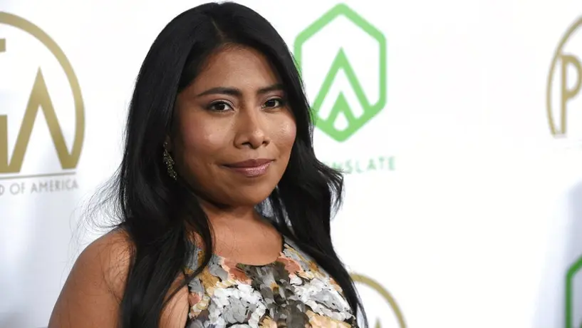 Yalitza Aparicio recibe playera de Xolos de Tijuana