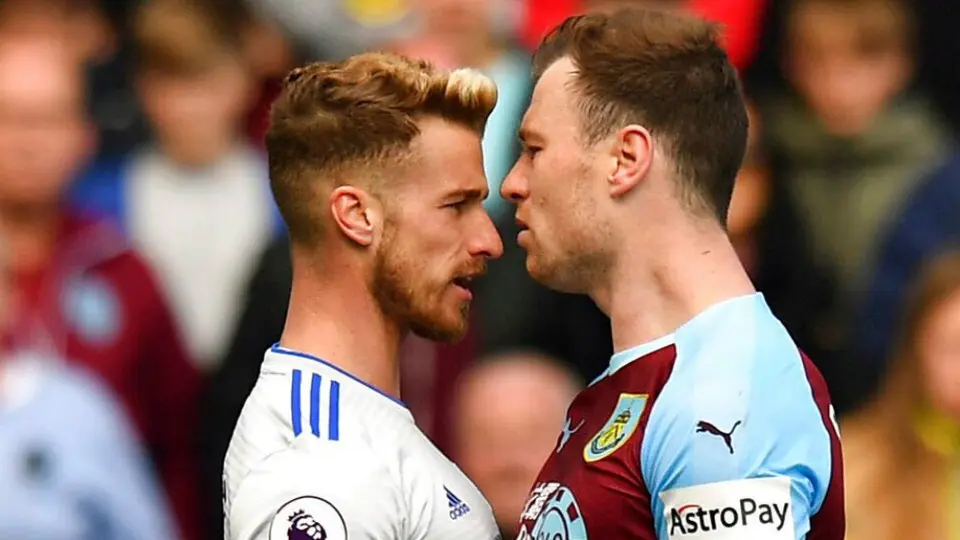Jugador del Burnley besa a un rival durante un conato de bronca